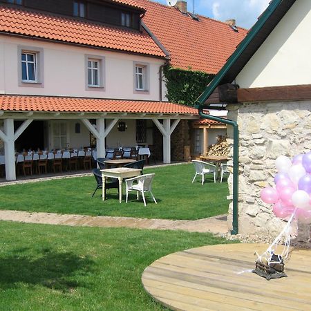 Malé Číčovice 维泊里克旅馆酒店 外观 照片