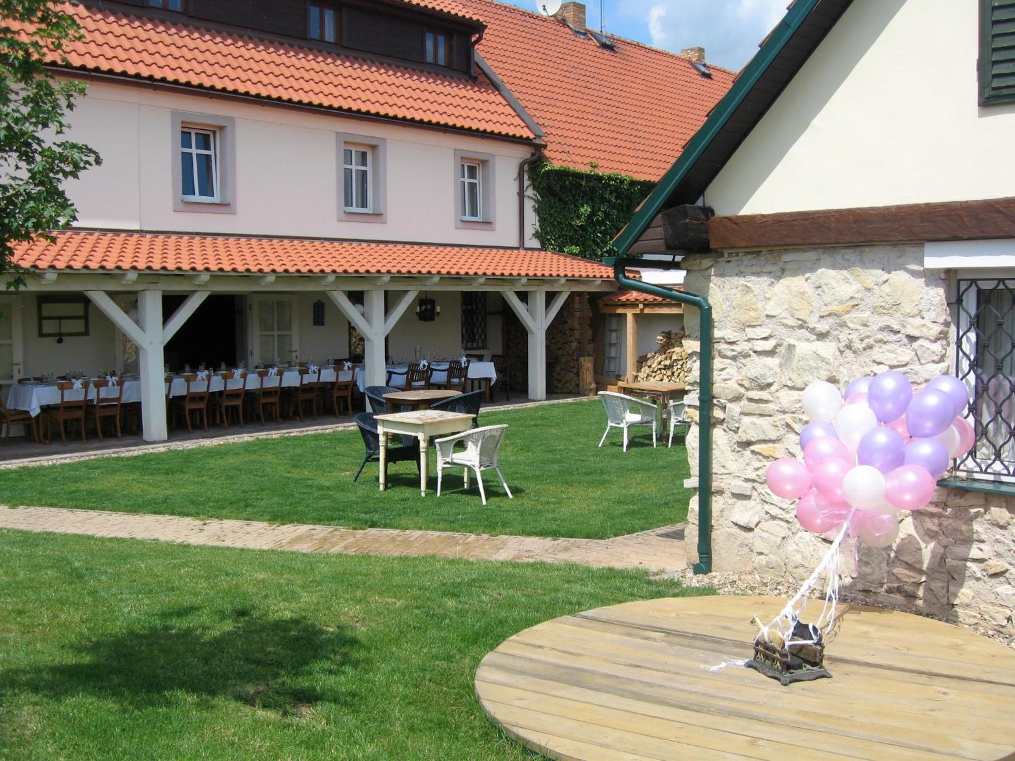 Malé Číčovice 维泊里克旅馆酒店 外观 照片